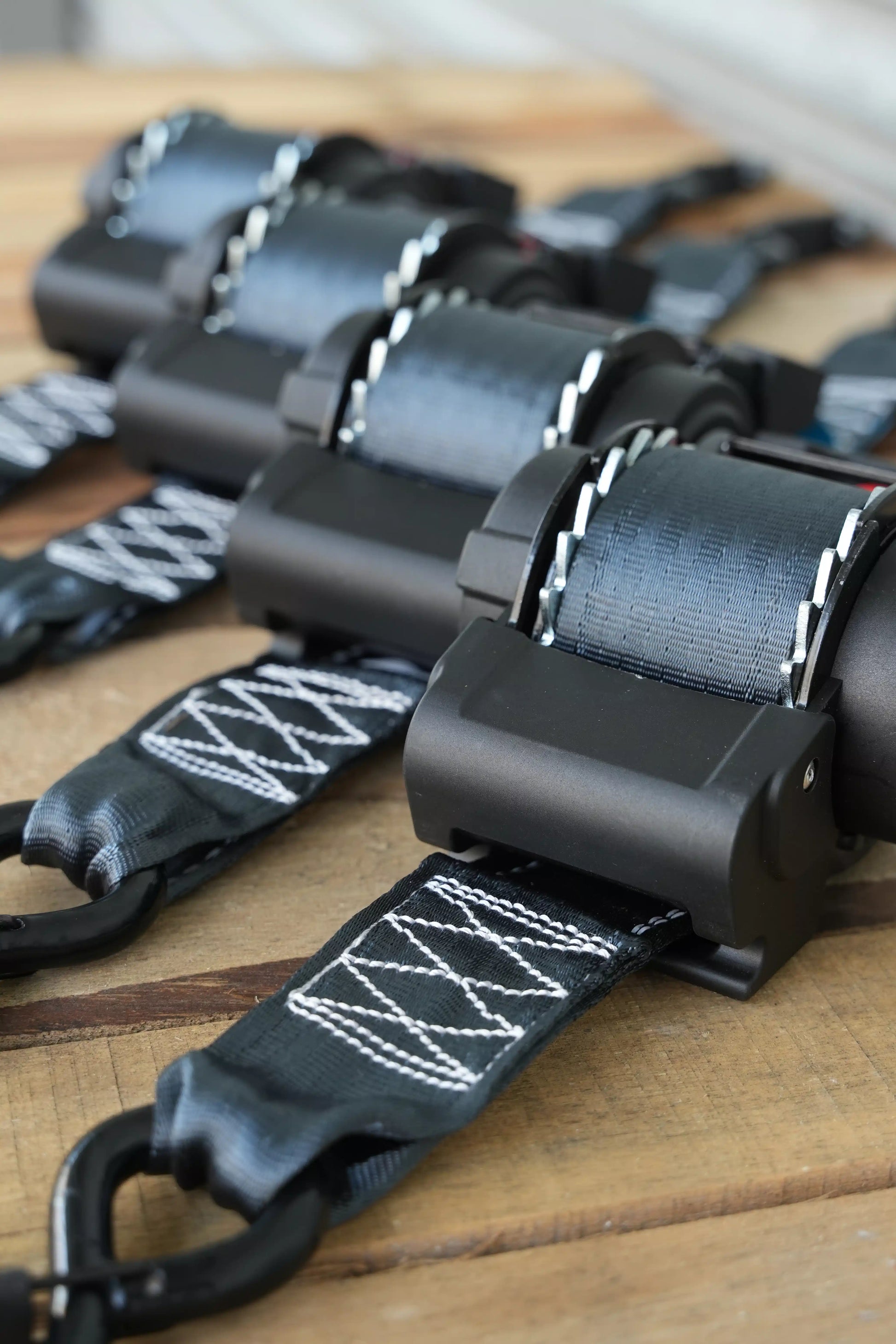 Set of 4 KINETIQ automatic retractable ratchet straps, each 4m long and 50mm wide, with black and orange components.